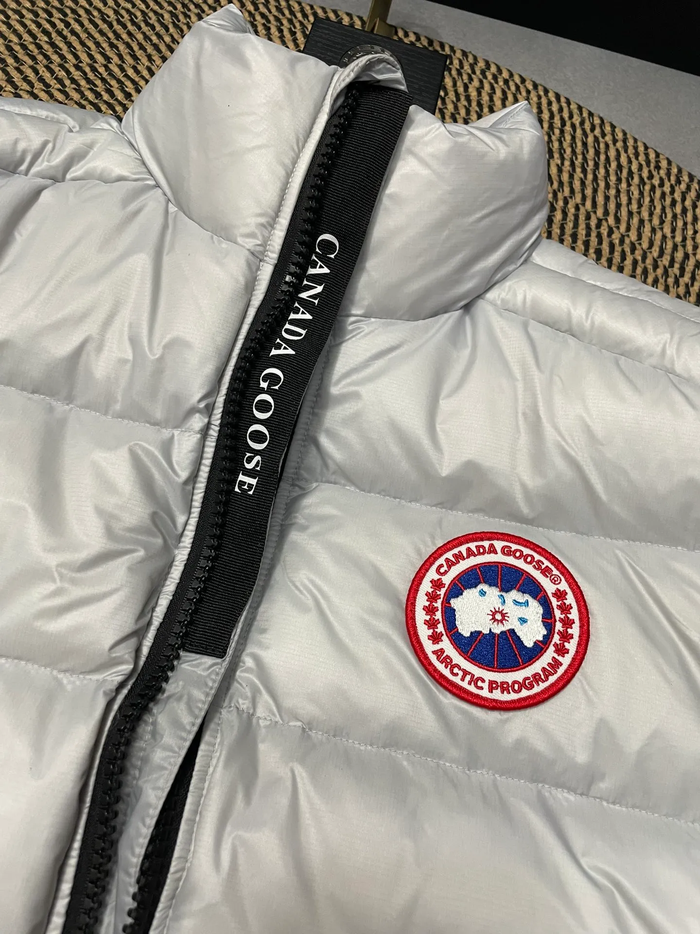 P560 Canadian brand CanadaGoose men's and women's CROFTON lightweight down vest 2229M DWR water-repellent treatment WindWall windproof fabric 700 fleece filling original mold opening details one to one production The upper body effect is stunning Exclusively available on the Xiaohongshu purchasing platform The highest version on the market Size: XS S M L XL XXL